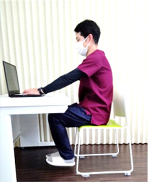 膝をくっつけたまま、両方の足を少し上げて止める1